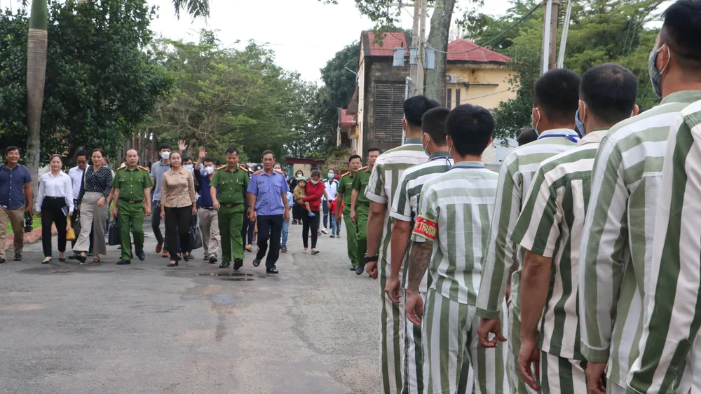 Từ sáng sớm, nhiều thân nhân của các phạm nhân đã có mặt trước cổng Trại giam Xuân Lộc để chờ đến giờ được vào gặp người thân của mình. Ảnh: VÕ TÙNG
