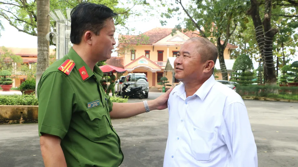 Anh Võ Hùng Dũng, từng thụ án chung thân tại Trại giam Xuân Lộc. Sau 15 năm cải tạo tích cực, anh được tự do. Gặp anh tại bữa cơm gia đình, anh kể: &quot;Năm 2007, lần đầu tiên tôi được tham dự bữa cơm như thế này. Và, đó là lần cuối cùng tôi được ngồi ăn bữa cơm cùng với mẹ già của mình vì sau đó, mẹ tôi bệnh và mất. Cho đến hôm nay, tôi vẫn không quên được miếng cá mẹ tôi đã gắp cho tôi trong bữa cơm đó&quot;. Ảnh: VÕ TÙNG