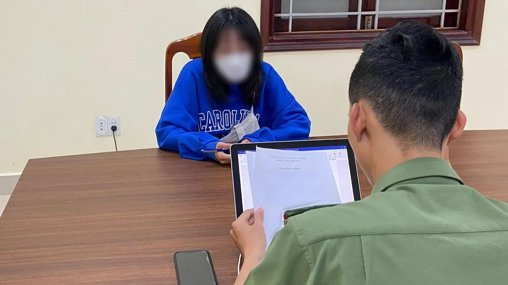 Hai phụ nữ tham gia cùng Minh bị phạt 7,5 triệu/1 người. Ảnh CACC Hai phụ nữ tham gia cùng Minh bị phạt 7,5 triệu/1 người. Ảnh CACC