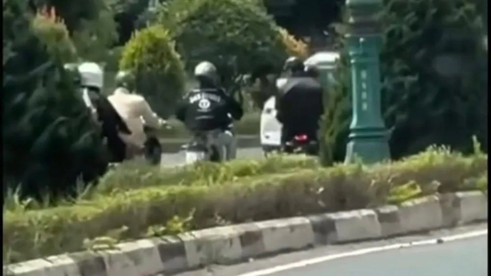 Nhiều ô tô phải chuyển sang làn bên trong để tránh gây tai nạn. Ảnh: Cắt từ clip