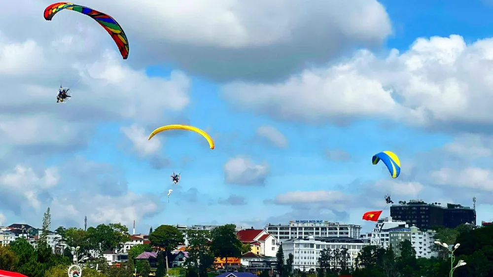 Ngắm Đà Lạt từ trên cao bằng hoạt động bay dù lượn Ảnh: VT