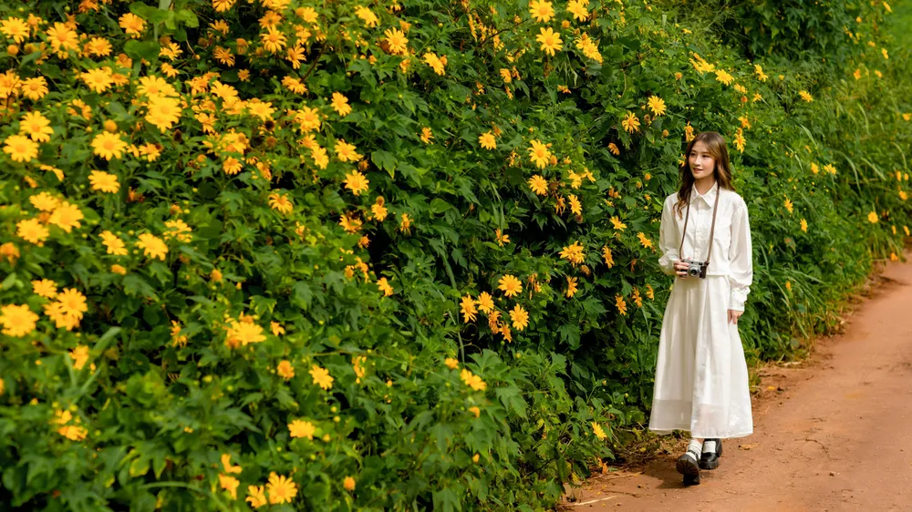 Hàng ngày, K’Lang vào rừng săn bắn, hái lượm. H’Linh sẽ ở nhà se tơ, dệt vải. Cuộc sống của đôi vợ chồng êm đềm, hạnh phúc bên người thân, buôn làng. Ảnh: DŨNG NGUYỄN