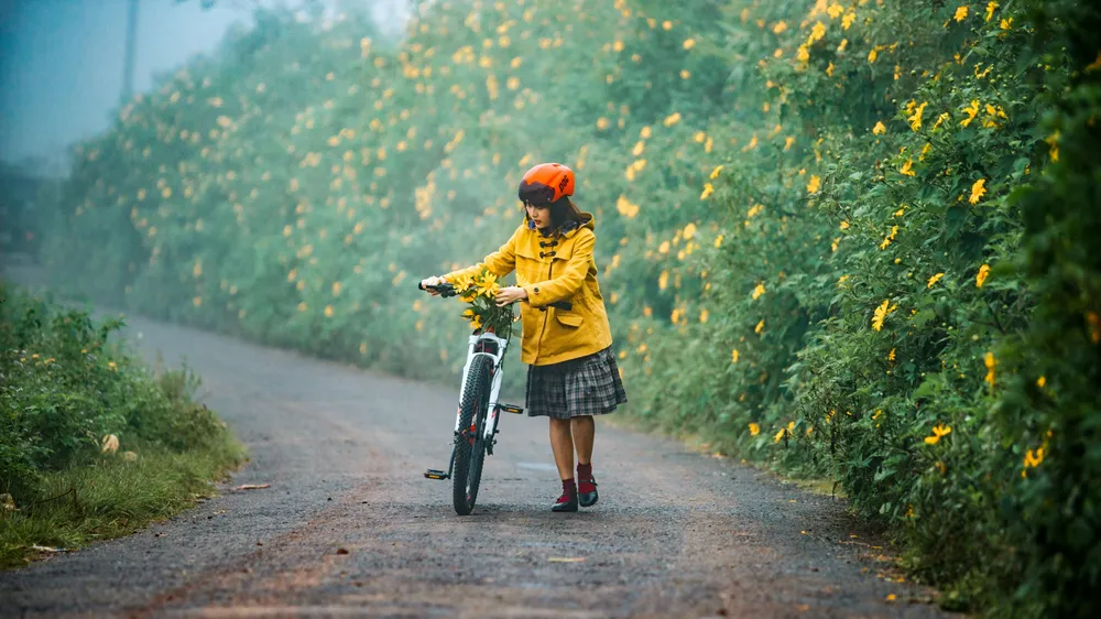 Sau khi băng qua nhiều ngọn núi, con suối thì H’Linh phát hiện thấy K’Lang đã bị sát hại. Chàng bị trói chặt và đâm bằng những mũi tên nhọn. H’linh chạy tới ôm lấy chồng của mình và chết cùng K’Lang trong tư thế quỳ. Ảnh: PY TRẦN
