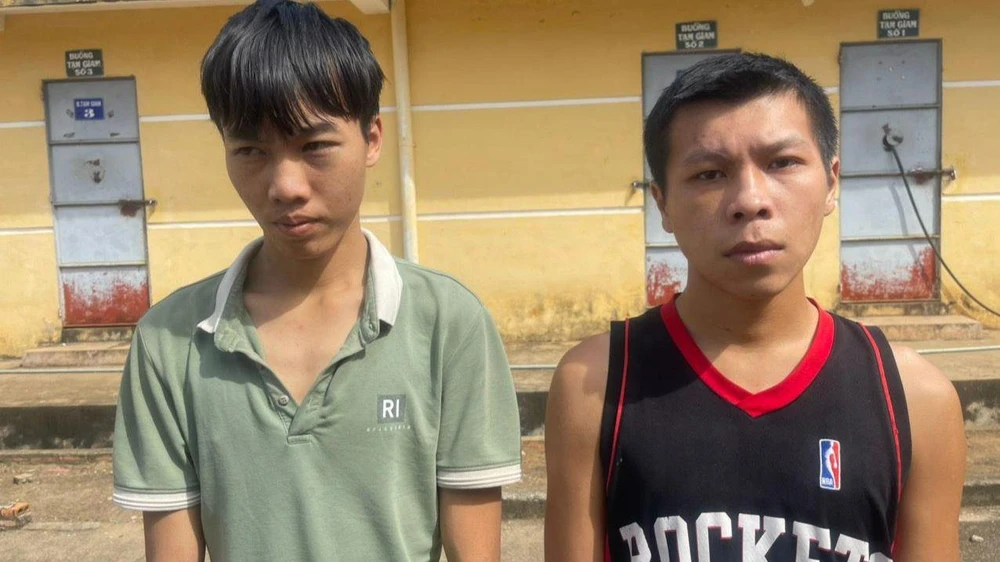 Tín và Thái bị bắt giữ khi vừa kịp tiêu xài hết tiền cướp được. Ảnh: TIẾN DŨNG
