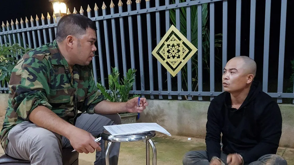 Công an làm việc với Phạm Anh Tịnh. Ảnh ĐỨC HUY