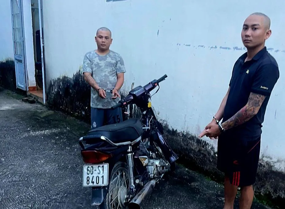 Hai thanh niên dùng dao đuổi phụ nữ để cướp xe. Ảnh: CA