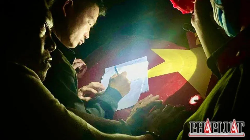 &quot;Bi Phẩm&quot; (ngoài cùng, bên trái) bị bắt giữ sau khi lái xe bỏ chạy hàng chục cây số. Ảnh: VT