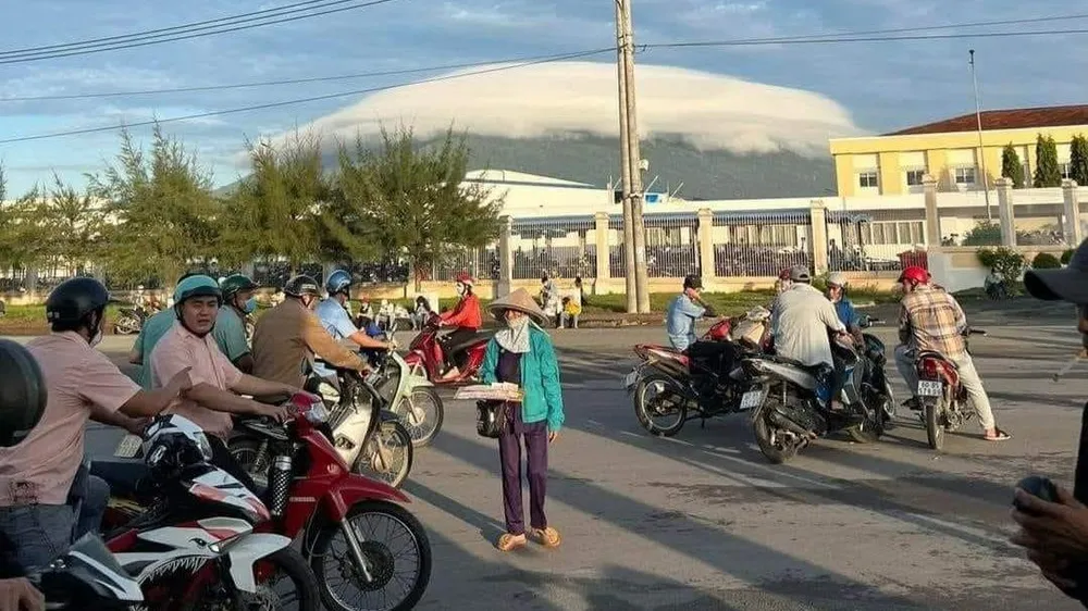 Nhiều người thích thú chứng kiến chùm mây lạ trên đỉnh núi Chứa Chan