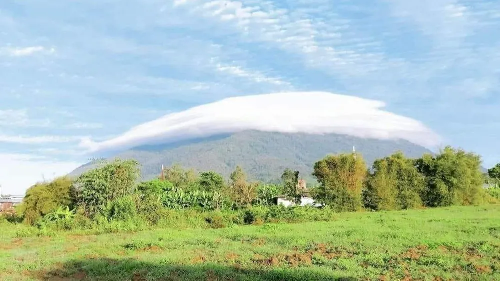 Dù không đẹp bằng chùm mây xuất hiện ở núi Bà Đen ngày 24-11, nhưng hiện tượng mây thấu kính ở núi Chứa Chan cũng khá thú vị với người dân địa phương này