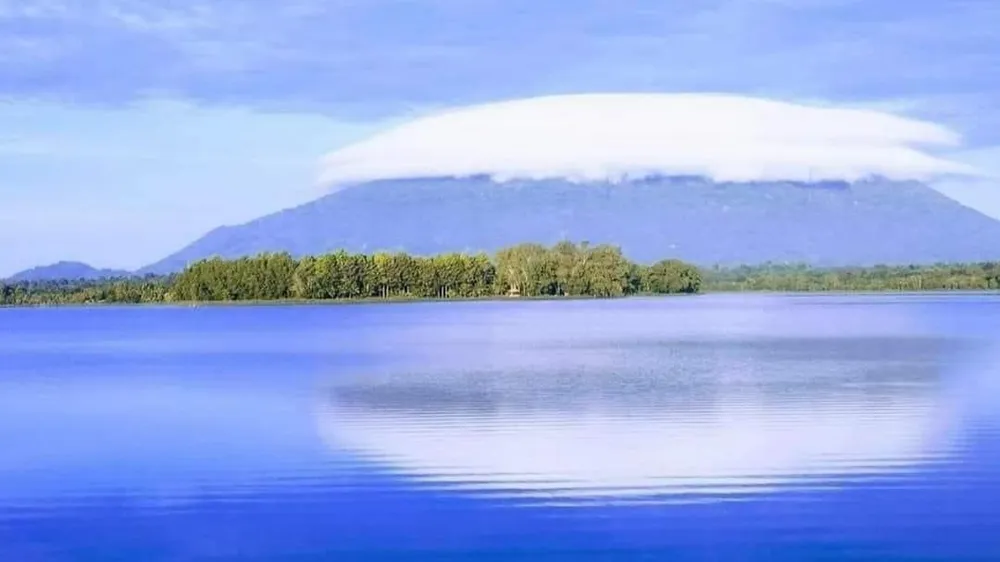 Nhìn từ Hồ Núi Le, chòm mây thấu kính phản chiếu xuống mặt hồ tuyệt đẹp