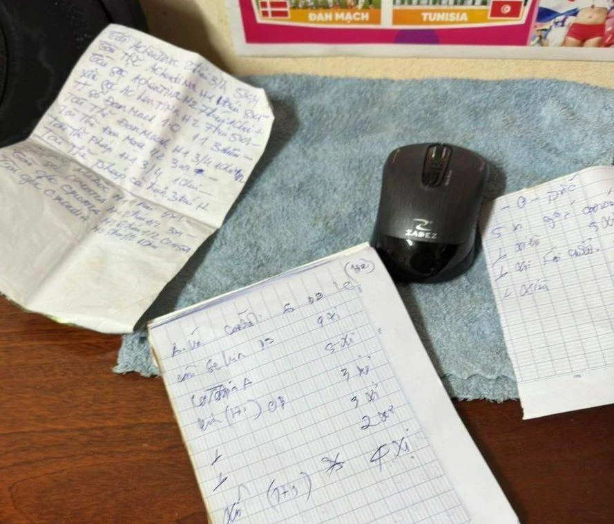 Các tờ phơi ghi cá độ bóng đá bị thu giữ ở nhà Quang. Ảnh: CACC Các tờ phơi ghi cá độ bóng đá bị thu giữ ở nhà Quang. Ảnh: CACC