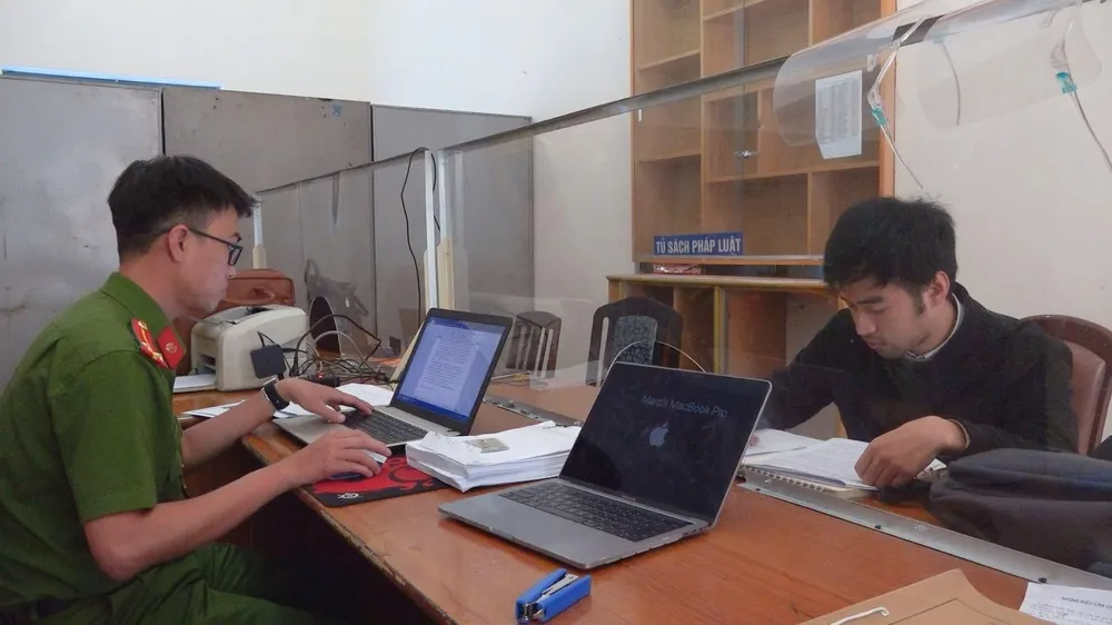 Trần Nguyễn Hoàn Phú làm việc với công an. Ảnh: Công an Lâm Đồng Trần Nguyễn Hoàn Phú làm việc với công an. Ảnh: Công an Lâm Đồng