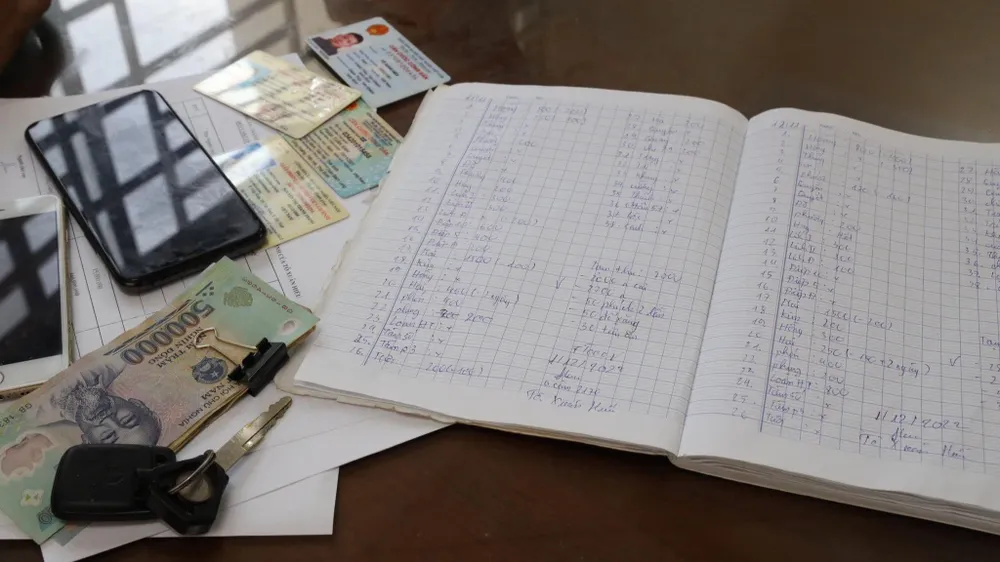 Sổ sách ghi chép hoạt động cho vay của Hiếu. Ảnh: VÕ TÙNG Sổ sách ghi chép hoạt động cho vay của Hiếu. Ảnh: VÕ TÙNG