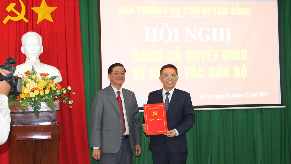 Bí thư Tỉnh uỷ lâm Đồng trao Quyết định cho ông Đặng Trí Dũng. Ảnh: DD