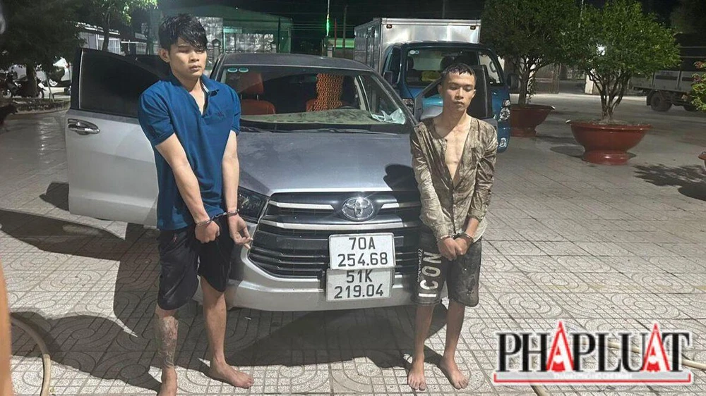 2 thanh niên sử dụng ô tô con để vận chuyển thuốc lá lậu. Ảnh: VÕ TÙNG