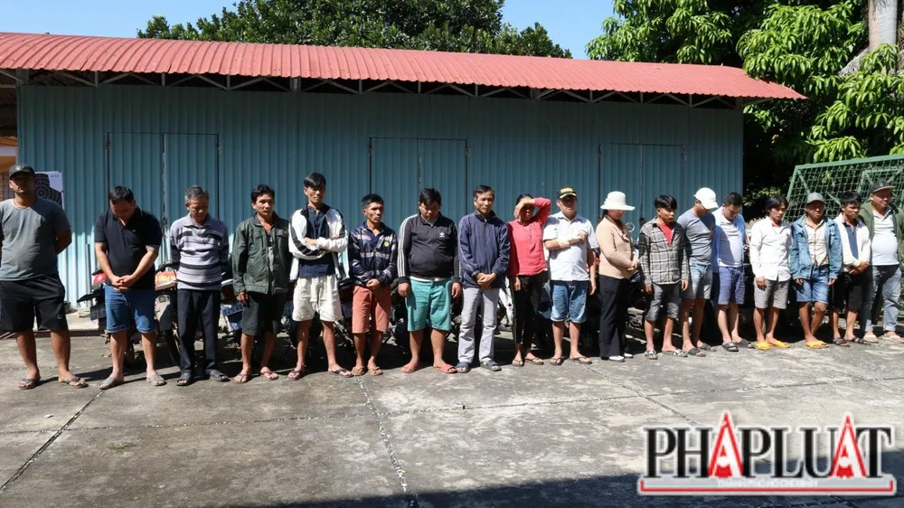 Hàng chục con bạc đá gà cựa sắt ăn tiền. Ảnh: VÕ TÙNG Hàng chục con bạc đá gà cựa sắt ăn tiền. Ảnh: VÕ TÙNG