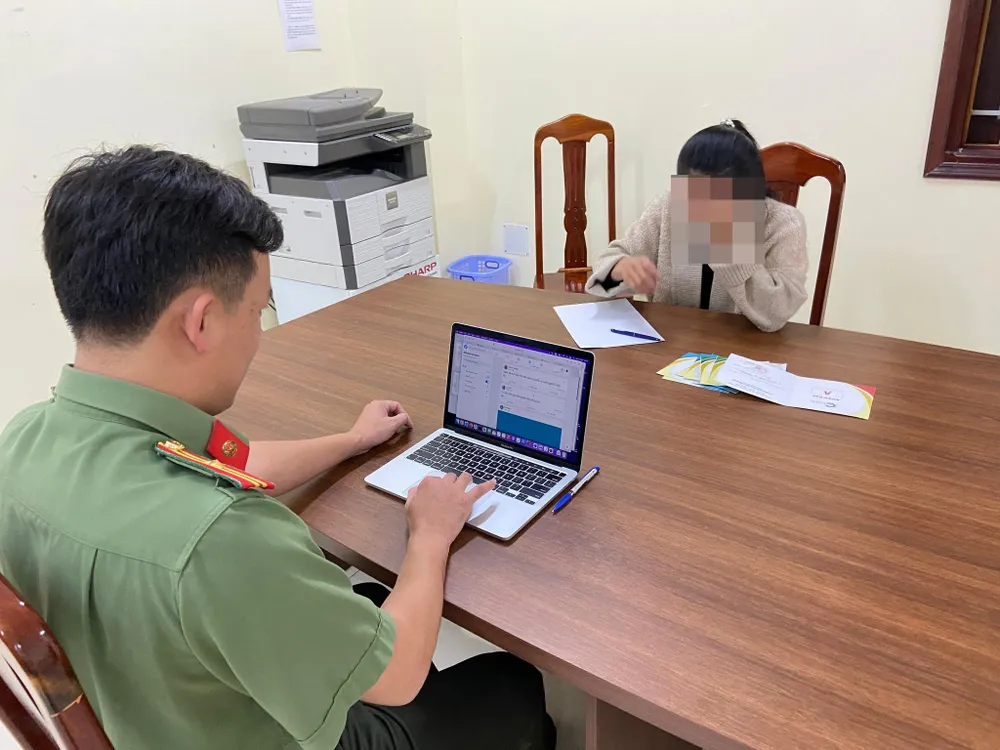 Công an làm việc với các trường hợp rao bán giấy mời dự lễ khai mạc Festival hoa Đà Lạt. Ảnh: CACC Công an làm việc với các trường hợp rao bán giấy mời dự lễ khai mạc Festival hoa Đà Lạt. Ảnh: CACC