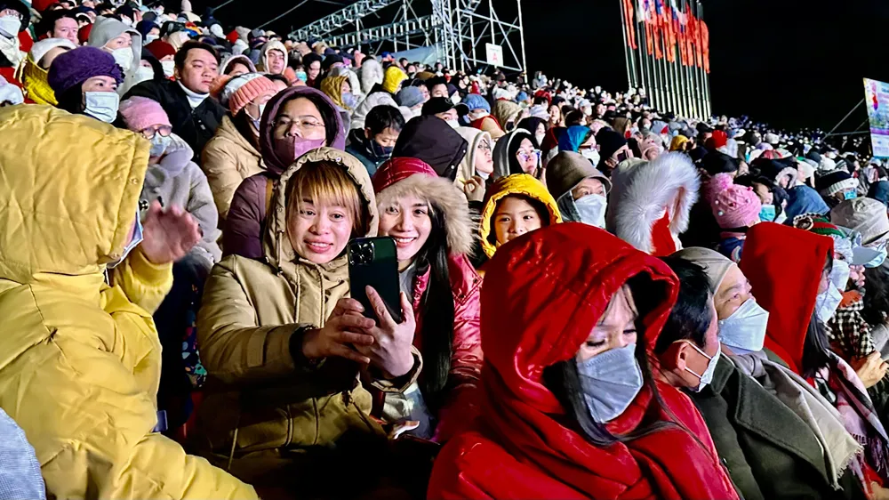 Có khoảng 12 ngàn người dân và du khách tham dự lễ khai mạc Festival Hoa Đà Lạt tại sân khấu Quảng trường Lâm Viên. Ảnh: VÕ TÙNG Có khoảng 12 ngàn người dân và du khách tham dự lễ khai mạc Festival Hoa Đà Lạt tại sân khấu Quảng trường Lâm Viên. Ảnh: VÕ TÙNG