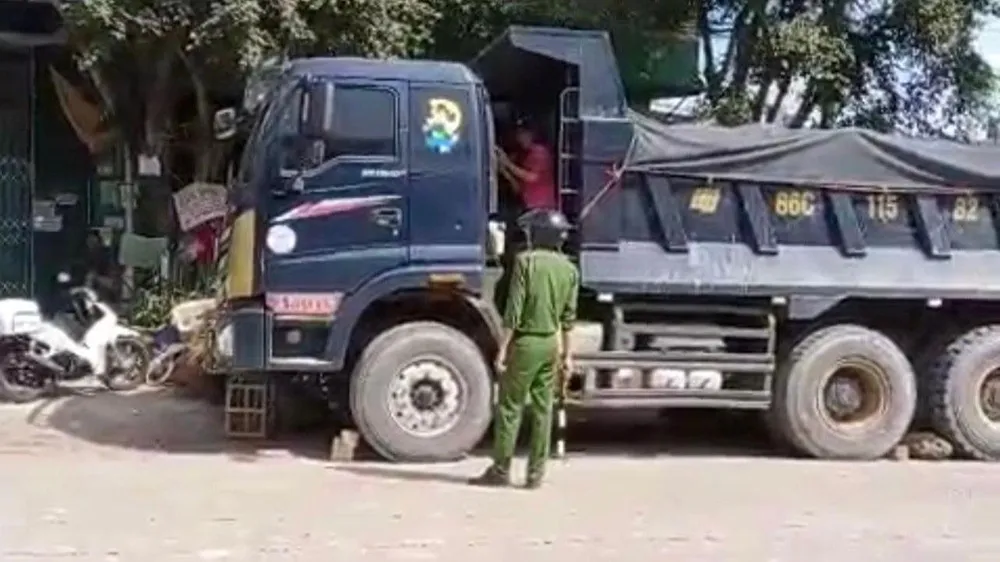 Khi bị dừng xe, Hiển vẫn cố thủ trong xe ben. Ảnh: VÕ TÙNG Khi bị dừng xe, Hiển vẫn cố thủ trong xe ben. Ảnh: VÕ TÙNG