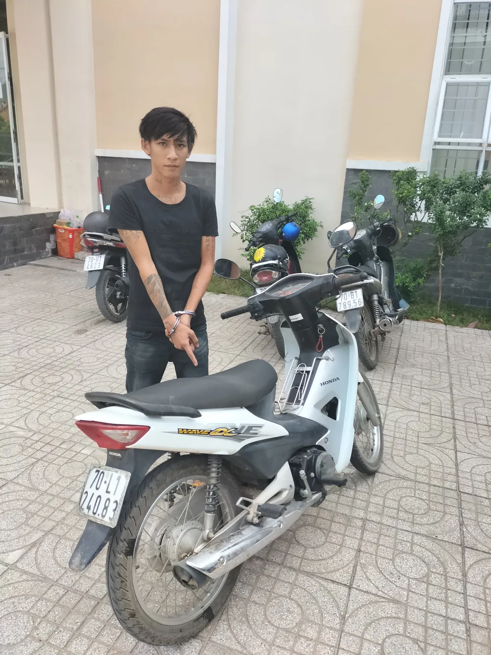 Nguyễn Văn Tiến và tang vật ăn trộm. Ảnh: VÕ TÙNG Nguyễn Văn Tiến và tang vật ăn trộm. Ảnh: VÕ TÙNG