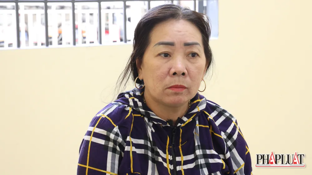 Nguyễn Thị Kim Loan tại công an. Ảnh: VÕ TÙNG