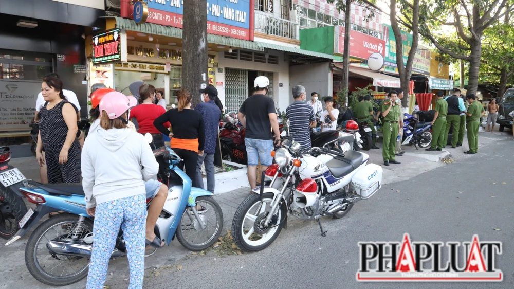 Hiện trường vụ án mạng. Ảnh: VÕ TÙNG