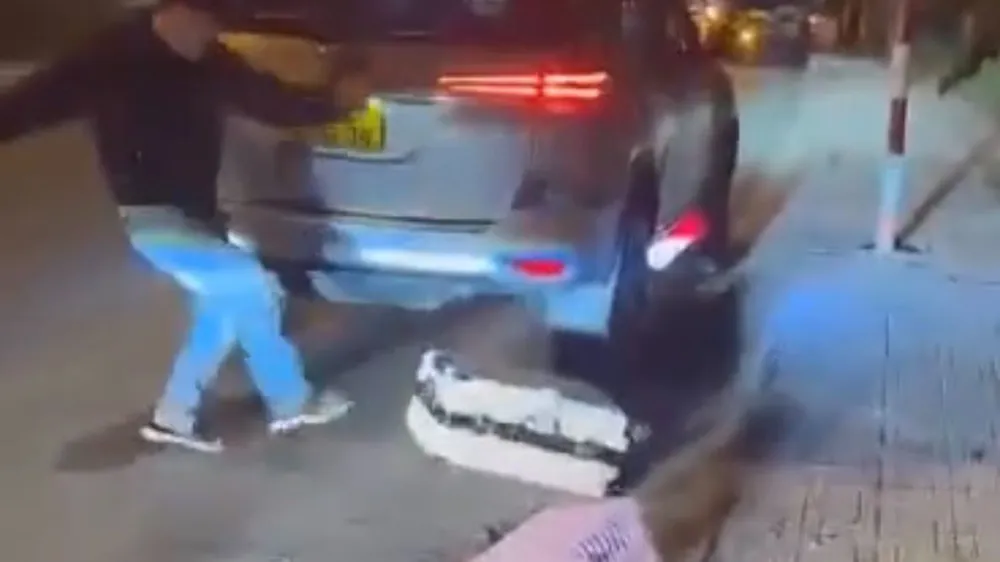 Tài xế vứt đồ, đá văng va li của nữ du khách. Ảnh: Cắt từ clip Tài xế vứt đồ, đá văng va li của nữ du khách. Ảnh: Cắt từ clip