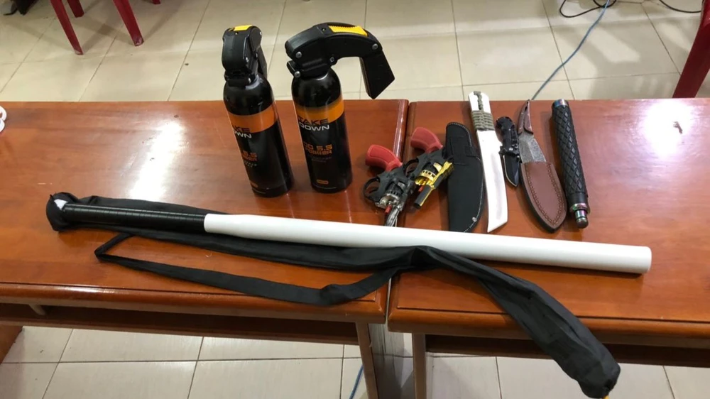 Công an thu giữ nhiều vũ khí, công cụ hỗ trợ. Ảnh: VÕ TÙNG