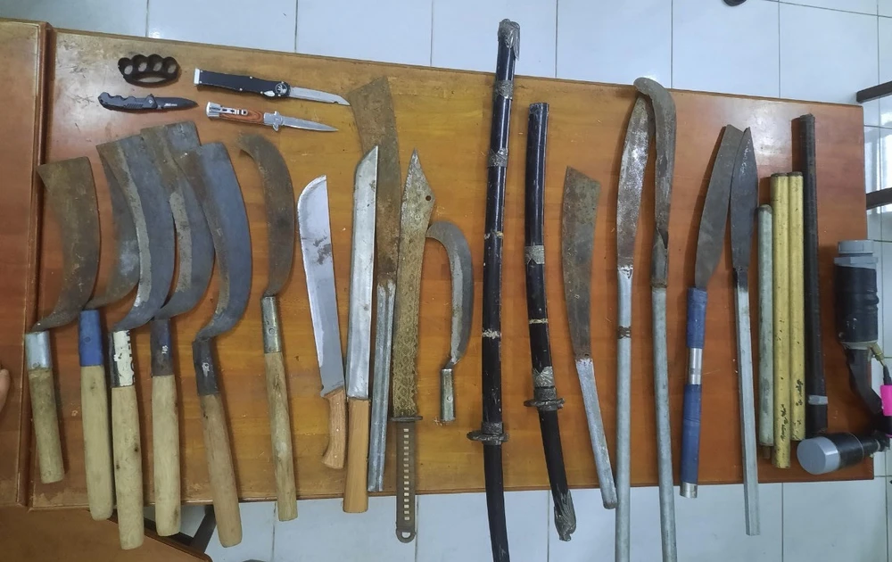 Hàng chục dao, rựa, kiếm công an thu giữ trong đợt kiểm tra. Ảnh: VÕ TÙNG
