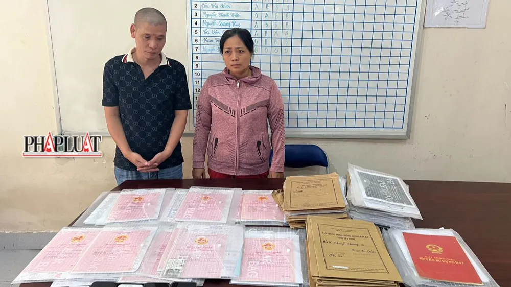 Để có tiền đóng lãi cho Hiền (trái), Phượng (phải) đã lừa lấy tiền và sổ đỏ của nhiều người dân. Ảnh: VÕ TÙNG