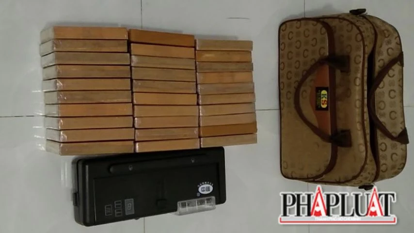 50 bánh ma tuý và nhiều tang vật của vụ án. Ảnh: VÕ TÙNG 50 bánh ma tuý và nhiều tang vật của vụ án. Ảnh: VÕ TÙNG