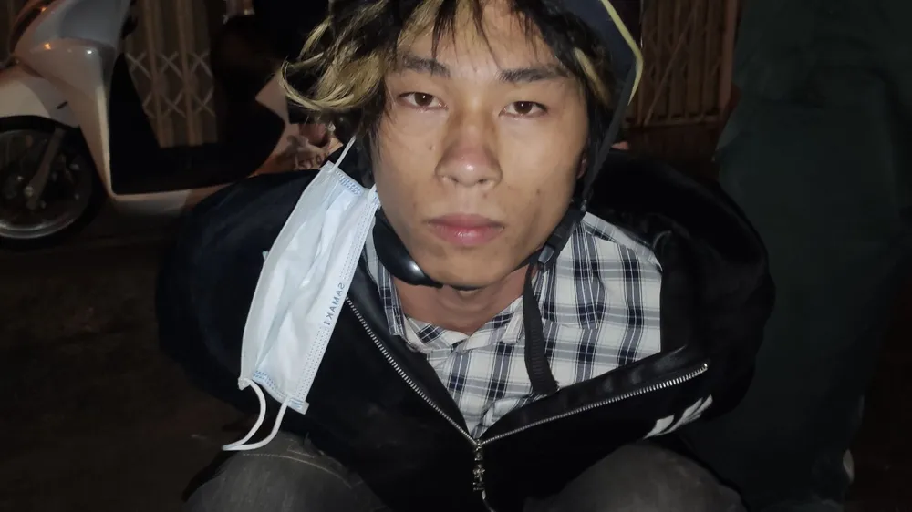 Viên bị cảnh sát cơ động bắt giữ khi vừa giật chiếc điện thoại. Ảnh: CACC Viên bị cảnh sát cơ động bắt giữ khi vừa giật chiếc điện thoại. Ảnh: CACC