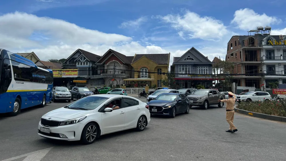 Một lượng lớn ô tô lưu thông trên các tuyến phố chính của TP Đà Lạt. Ảnh: VT