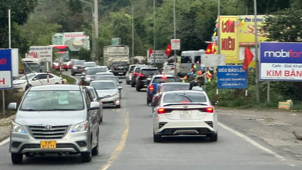 Ghi nhận của PLO, đến 17 giờ chiều mồng 4 vẫn còn rất nhiều xe lưu thông hướng về TP Đà Lạt. Ảnh: VT