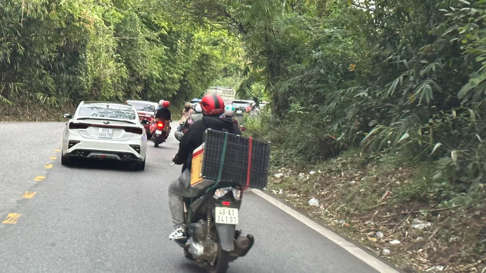 Nhiều người chọn cách di chuyển bằng xe máy để về Đà Lạt. Ảnh: VT