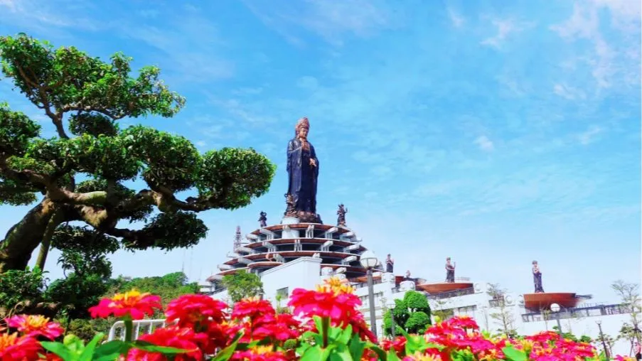 Tượng Phật trên đỉnh núi Bà Đen. Ảnh: CTV