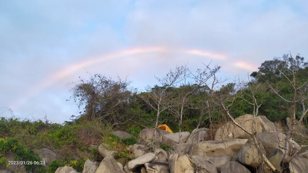 Sau chùm mây thấu kính xuất hiện, núi Bà Đen vừa đón cầu vồng lạ