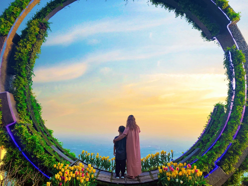 Cổng trời, nơi hàng ngàn bạn trẻ check - in khi đến núi Bà Đen