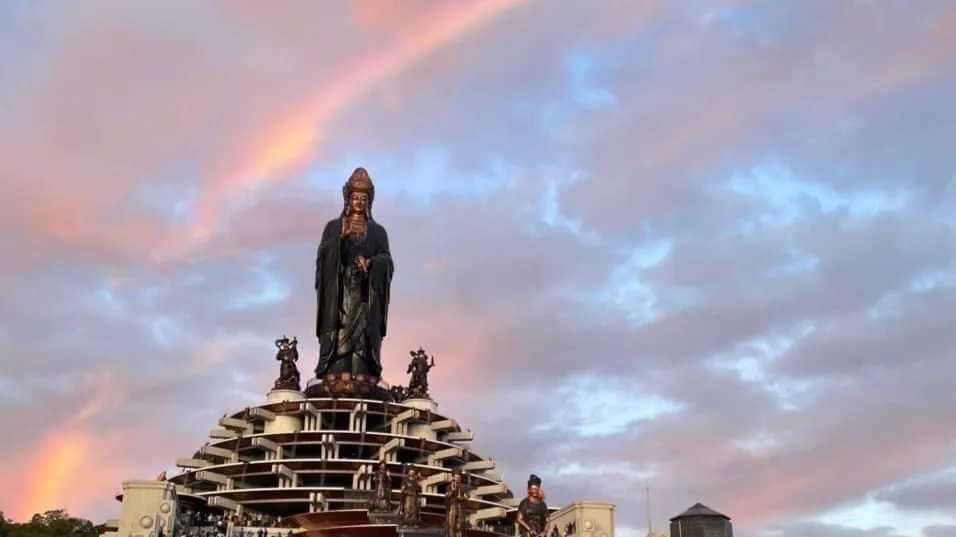 Cầu vồng lạ xuất hiện trên núi Bà Đen ngay sau khai mạc lễ hội núi Bà Đen.