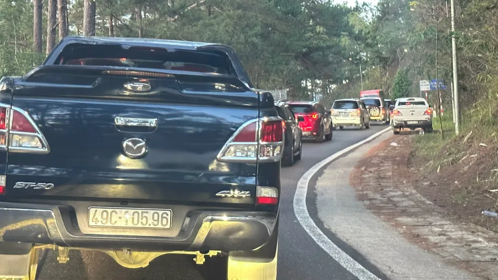 Đèo Prenn hiện tại thường xuyên bị ùn tắc do quá hẹp. Ảnh: VT Đèo Prenn hiện tại thường xuyên bị ùn tắc do quá hẹp. Ảnh: VT