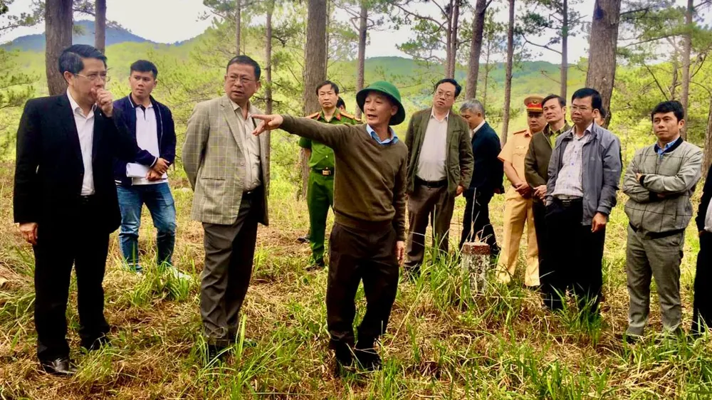 Chủ tịch UBND tỉnh Lâm Đồng Trần Văn Hiệp khảo sát đèo Prenn trước ngày đóng cửa để nâng cấp. VT