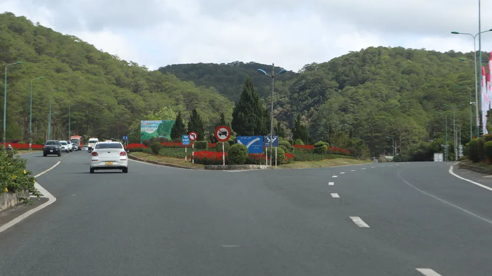 Kể từ hôm nay, các phương tiện sẽ di chuyển lên TP Đà Lạt và ngược lại bằng đèo Mimosa. Ảnh: VÕ TÙNG Kể từ hôm nay, các phương tiện sẽ di chuyển lên TP Đà Lạt và ngược lại bằng đèo Mimosa. Ảnh: VÕ TÙNG