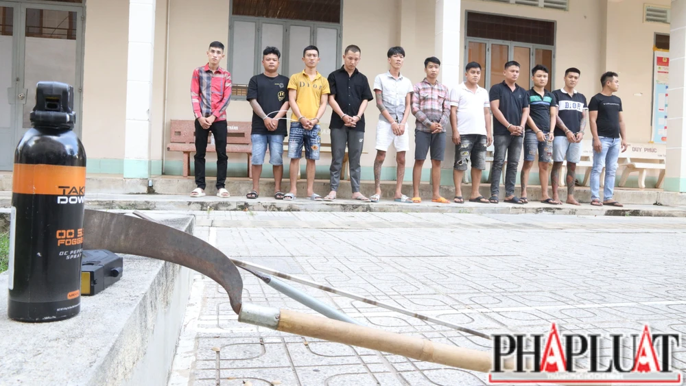 Công an kịp thời ngăn chặn một vụ sử dụng hung khí để đòi nợ mướn. Ảnh: VÕ TÙNG