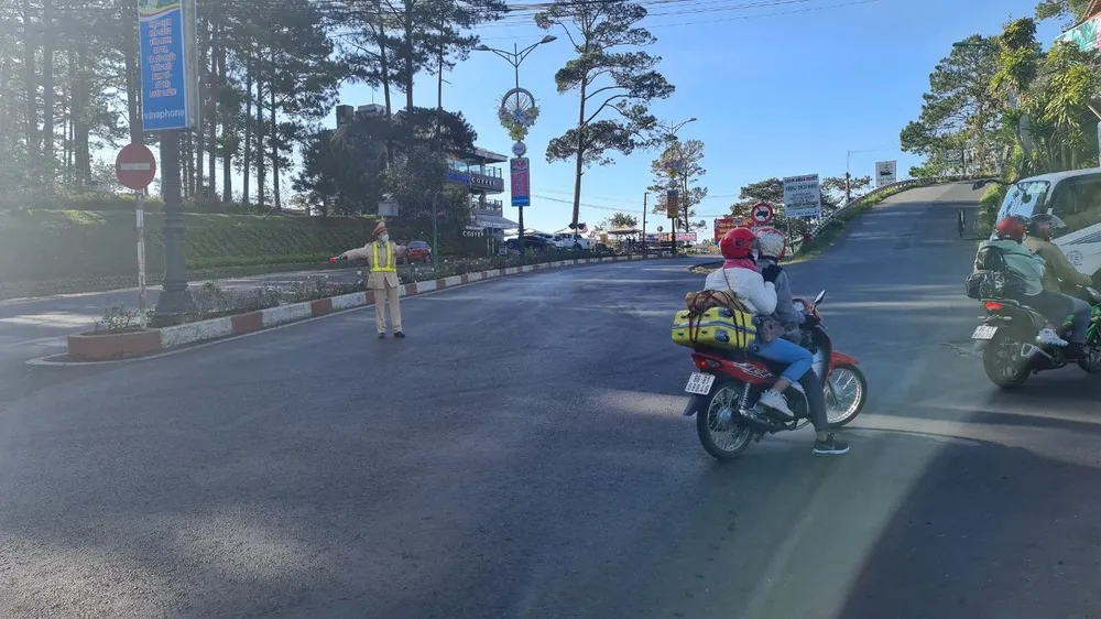 Đội CSGT TP Đà Lạt hướng dẫn người dân trên đầu đèo Prenn hướng từ TP Đà Lạt về huyện Đức Trọng. Ảnh: VÕ TÙNG Đội CSGT TP Đà Lạt hướng dẫn người dân trên đầu đèo Prenn hướng từ TP Đà Lạt về huyện Đức Trọng. Ảnh: VÕ TÙNG