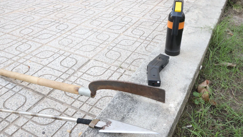 Công an kịp thời ngăn chặn một vụ xô xát nguy hiểm. Ảnh: VÕ TÙNG