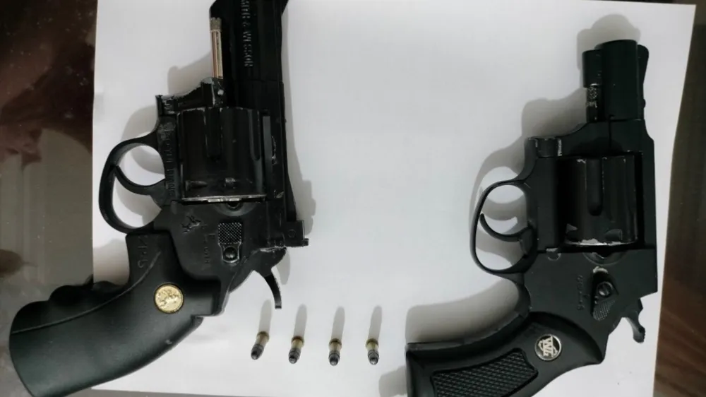 Hai khẩu súng cùng 4 viên đạn mà công an thu giữ. Ảnh: VÕ TÙNG