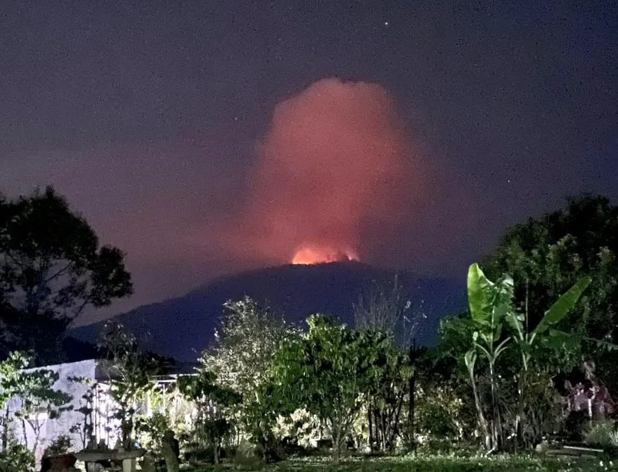 Ngọn lửa bốc cháy dữ dội trên đỉnh núi Ngọn lửa bốc cháy dữ dội trên đỉnh núi