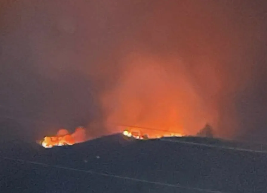 Ngọn lửa bốc cao trên đỉnh núi Ngọn lửa bốc cao trên đỉnh núi