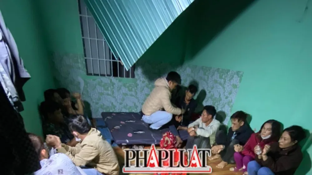 Nhiều con bạc đã đục mái tôn khi công an ập vào nhưng không thể trốn thoát. Ảnh: VT