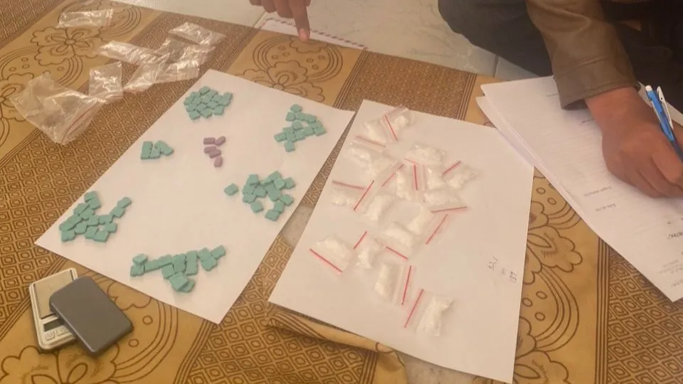 Công an thu giữ một lượng lớn ma tuý mà Duy mang từ tỉnh Đồng Nai lên Lâm Đồng để bán lẻ Công an thu giữ một lượng lớn ma tuý mà Duy mang từ tỉnh Đồng Nai lên Lâm Đồng để bán lẻ